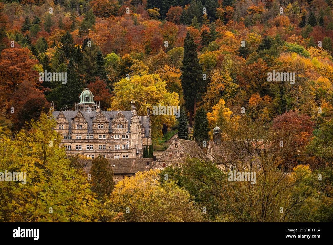 Vista panoramica del pittoresco castello di Hämelschenburg dal periodo rinascimentale di Weser, circondato da una colorata foresta autunnale, Weser Uplands, Germania Foto Stock