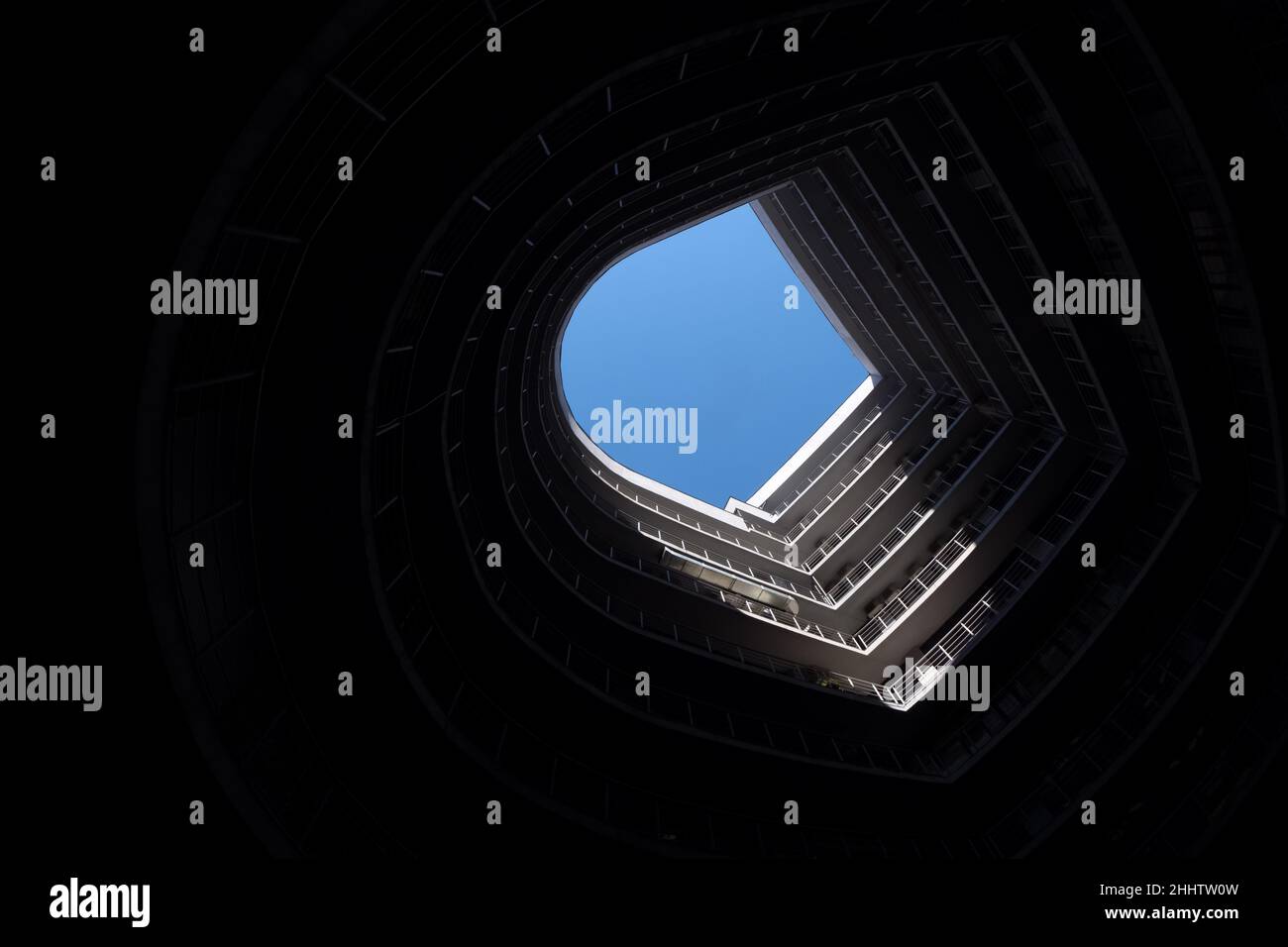 Astratto edificio architettura sfondo urbano concetto. Moderna architettura urbana edificio circolare ufficio esterno sfondo blu nero art. Basso Foto Stock