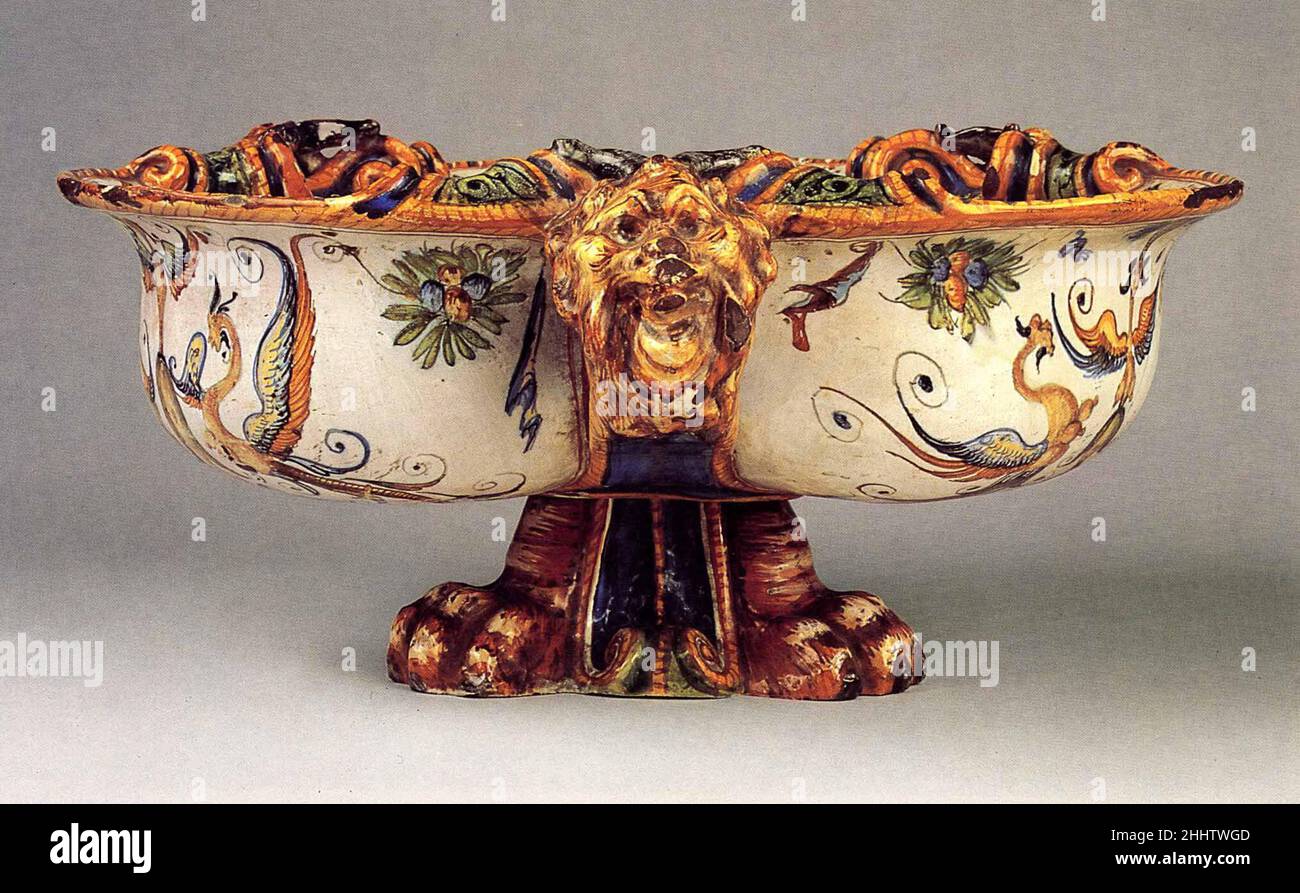 Cisterna trilobata (bacile trilobato) ca. 1600–1610 probabilmente laboratorio di Francesco Patanazzi italiano. Cisterna trilobata (bacile trilobato), probabilmente laboratorio di Francesco Patanazzi (Urbino), attivo ca. 1580–1620). Italiano, Urbino. Ca. 1600–1610. Maiolica (terracotta stagnata). Ceramica-ceramica Foto Stock