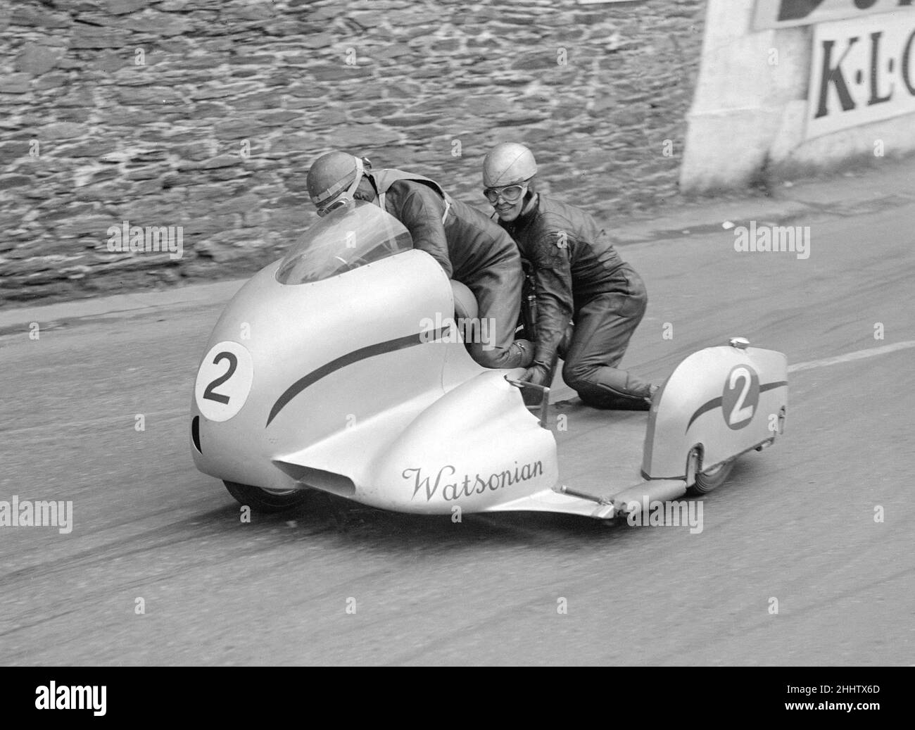 Moto Racing Isle of Man TT Races Giugno 1954 Eric Oliver e il suo partner Speed round Parkfield Corner nella gara sidecar durante le gare Tourist Trophy sull'isola. Foto Stock
