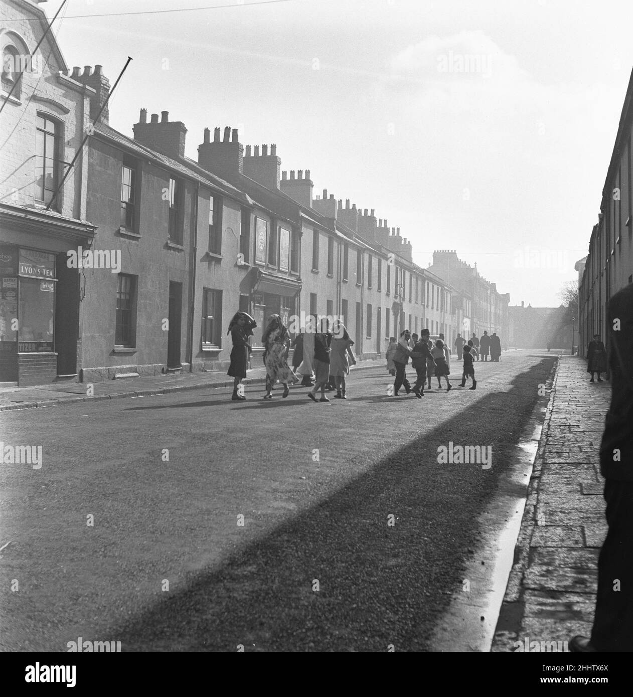 I bambini arabi hanno visto qui durante il loro senso assistere alla moschea di Peel Street a Tiger Bay, Cardiff. 26th marzo 1954 Foto Stock