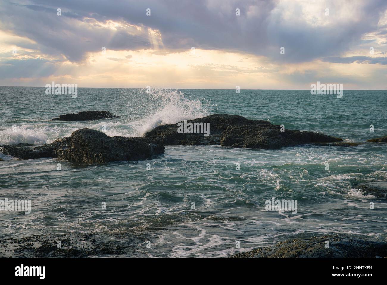 Bellissimo tramonto sulla spiaggia di Khao Lak in Thailandia e si può vedere il ondulato sullo sfondo creando una grande atmosfera romantica. Foto Stock