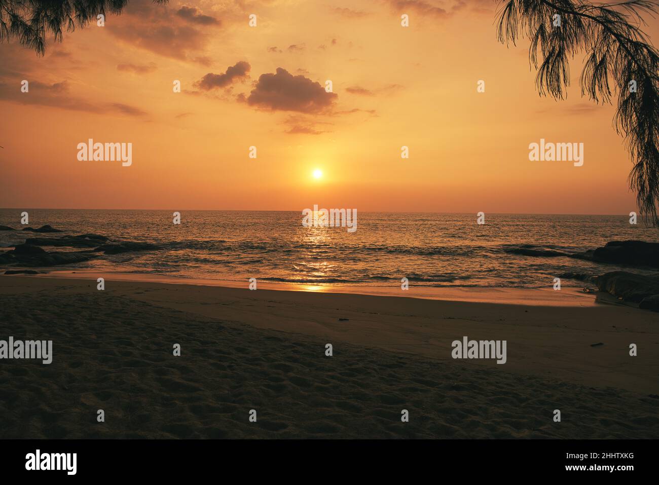 Bellissimo tramonto sulla spiaggia di Khao Lak in Thailandia e si può vedere il ondulato sullo sfondo creando una grande atmosfera romantica. Foto Stock