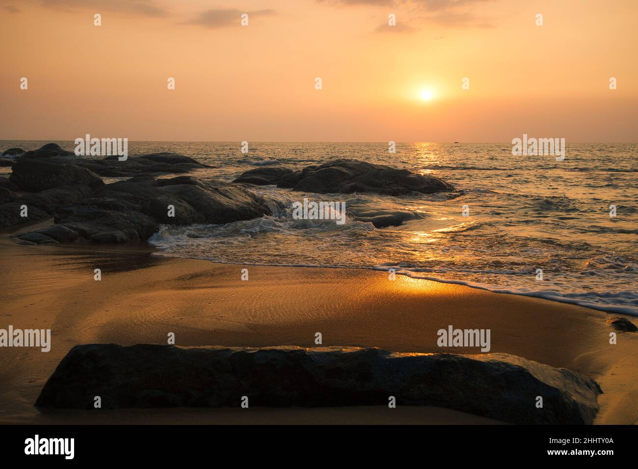 Bellissimo tramonto sulla spiaggia di Khao Lak in Thailandia e si può vedere il ondulato sullo sfondo creando una grande atmosfera romantica. Foto Stock