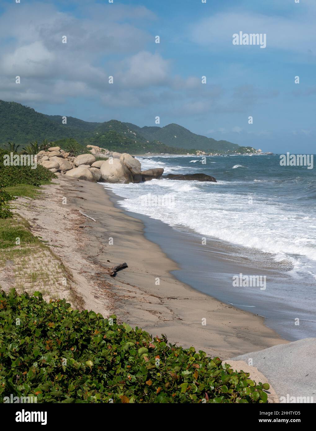 Paesaggio delle onde del mare che si avvicina fortemente alla riva con un lotto di schiuma nel Parco Tayrona, Colombia Foto Stock