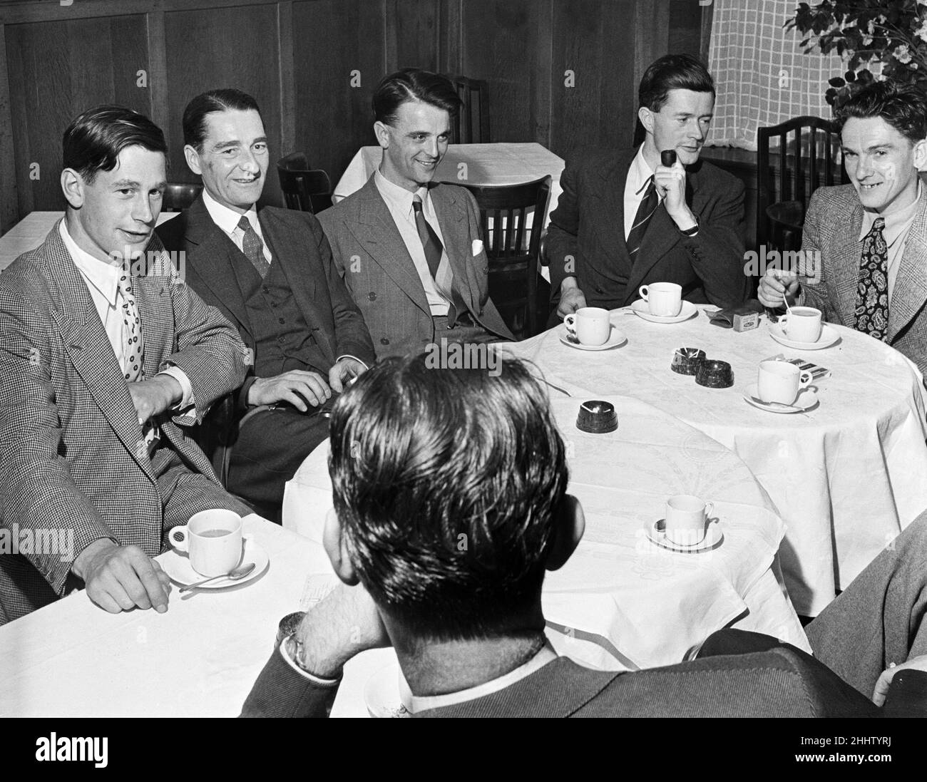 La riunione di Frogmen per la Guerra Mondiale due eroi premiarono la Croce Vittoria, per comparire in un programma televisivo della BBC. Si tratta del tenente Basil Charles Godfrey Place, del tenente comandante Ian Fraser, del tenente comandante Donald Cameron, di Seaman James Magennis e del tenente comandante Lionel 'Buster' Crabb (seconda a sinistra). 4th agosto 1949. Foto Stock