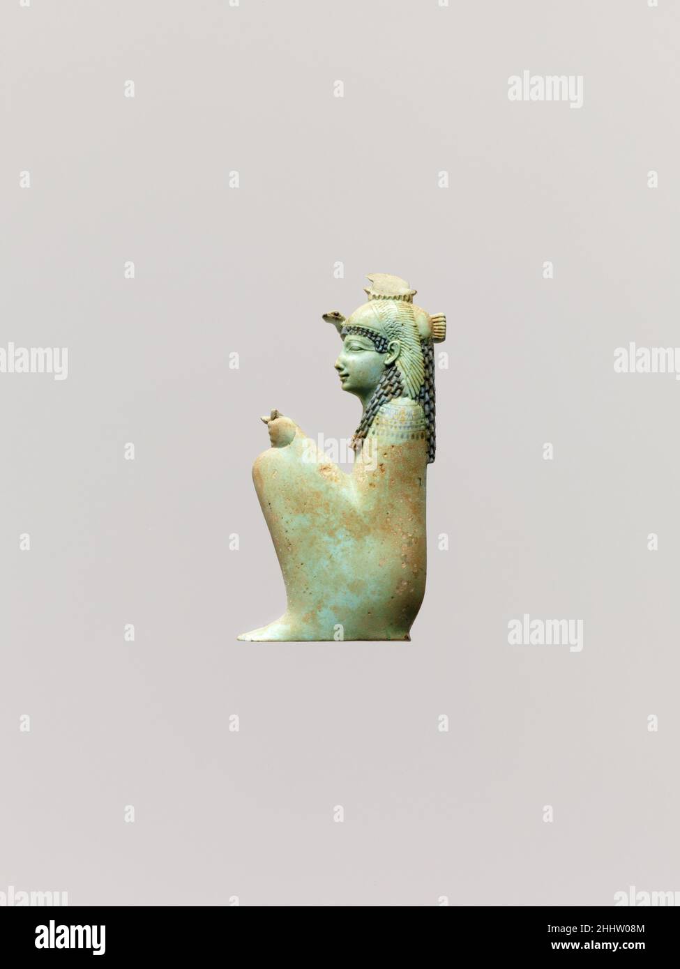 Inlay raffigurante la dea squattante, probabilmente Hathor 4th secolo a.C. tardo periodo-periodo tolemaico questo inlay rappresenta una piccola dea femminile accovacciata. Indossa la headdress avvoltoio associato da questo tempo con grandi dee madri, sormontate da un modius di uraei e un disco, tutti spezzati. Originariamente tenne uno scettro nel pugno sul ginocchio. Il re Nectanebo II incorporò nei suoi nomi reali epiteti che lo relazionavano alla dea Hathor. Intarsio raffigurante la dea squattante, probabilmente Hathor 551334 Foto Stock