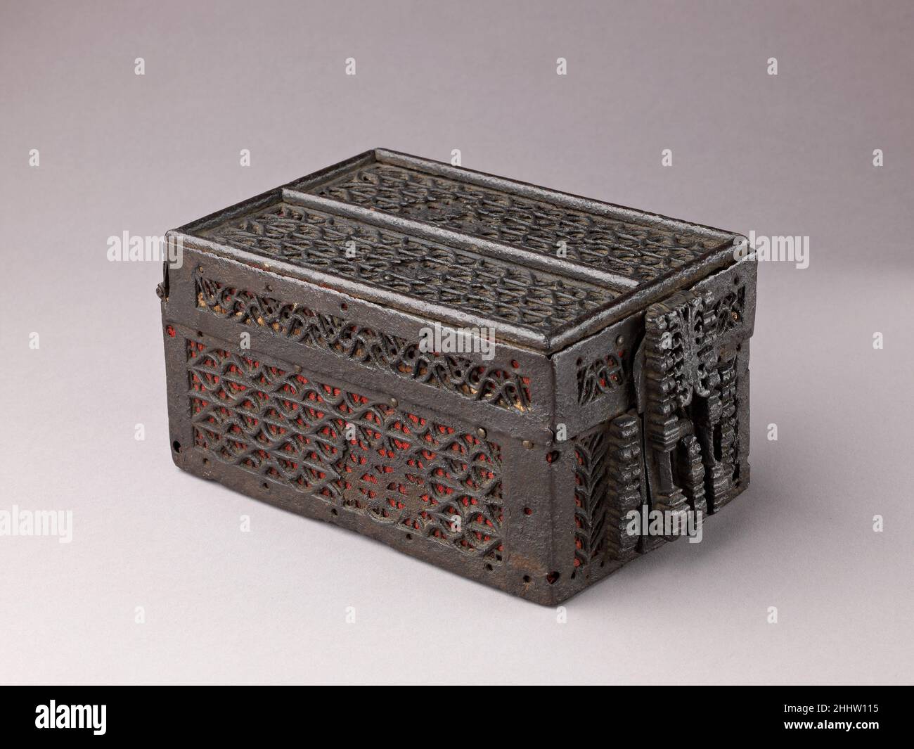 Coffret a mailles fine 15th secolo Francese questa coffret à mailles è coperta da un doppio strato di lamiera in ferro battuto con grigliate tardo gotiche, montato su un supporto in legno; l'interno è rivestito di moderno velluto rosso. I contenitori come questo devono essere stati prodotti in grandi quantità, come molti esempi rimangono. Essi sono stati chiamati coffret à mailles o à la manière d’Espagne, in connessione con la tracciatura di ferro fine dei lati e della copertura. A volte indicato come una scatola del missale, questo tipo probabilmente ha conservato gli oggetti preziosi quali i monili o i piccoli libri illuminati di preghiera. CCoffret un maill Foto Stock