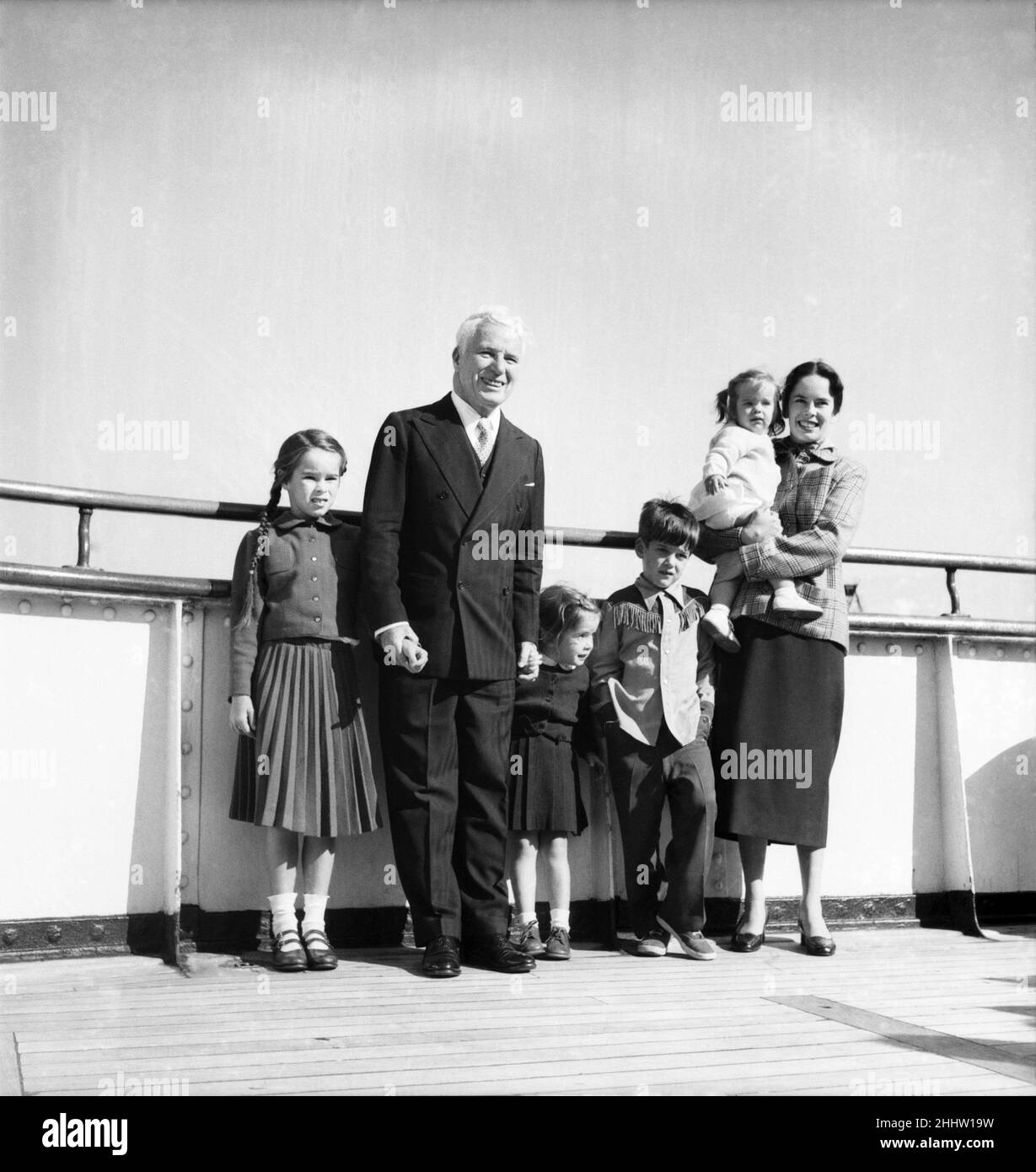 Charlie Chaplin con la famiglia: Moglie Oona, figlio Michael John Chaplin 6 1/2, e figlie Geraldine Leigh Chaplin 8, Josephine Hannah Chaplin 3 1/2 e Victoria Chaplin 16 months.Seen qui a bordo di una nave che arriva per la loro visita nel Regno Unito. 23rd settembre 1952. Foto Stock