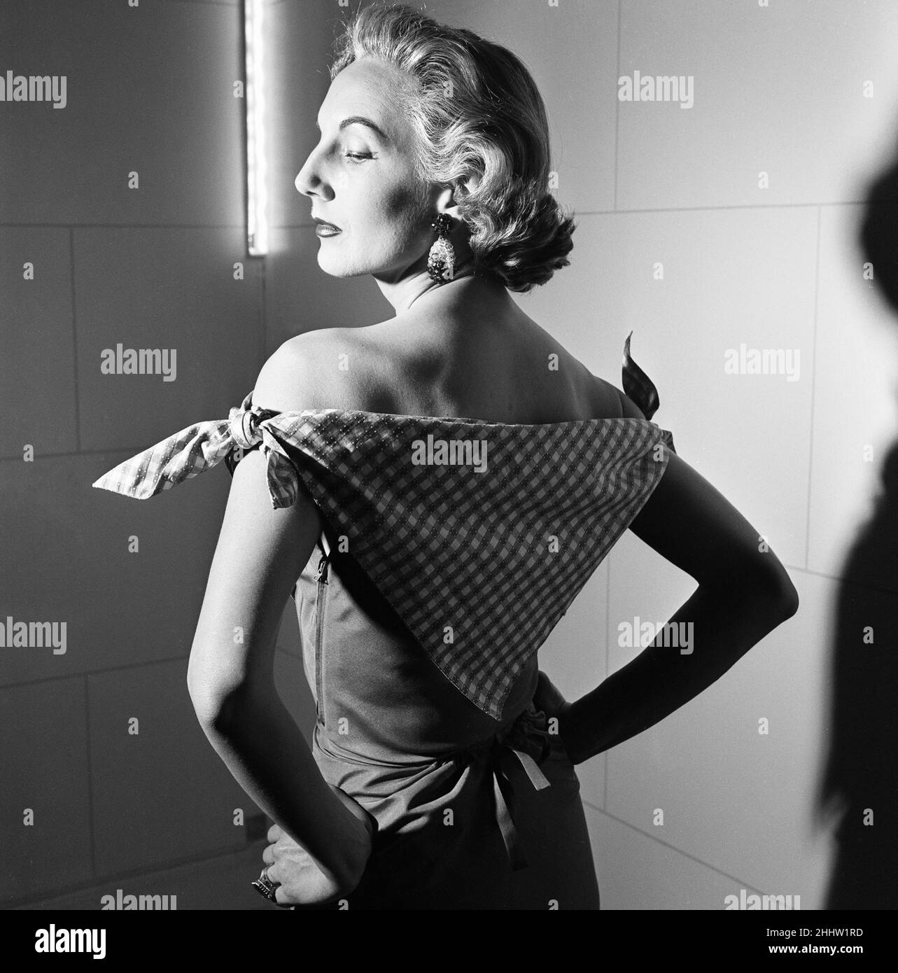 Modella, vestito disegnato dallo stilista italiano Madame Elsa Schiaparelli, nella foto del 26th febbraio 1954. Foto Stock