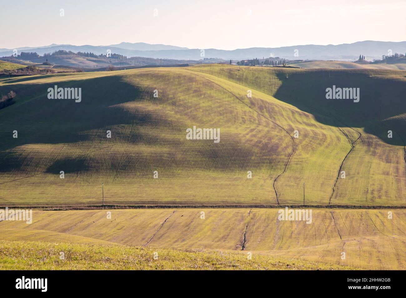 Paesaggio toscano delle colline Crete Senesi e in una giornata di sole con un cielo limpido. Foto Stock