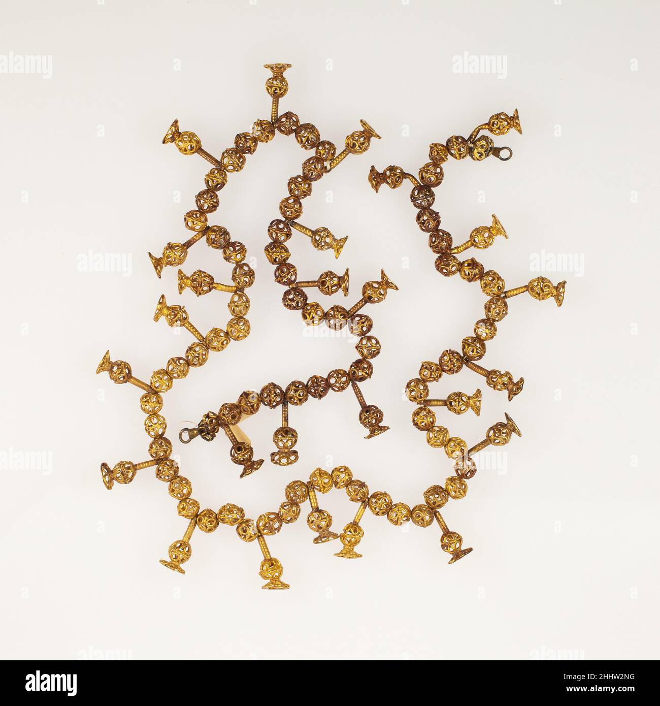 Collana in oro Filagetto della regina Tausret ca. 1200–1186 a.C. nuovo regno, Ramesside i cordoni di girasole e palline in questa collana sono stati realizzati saldando anelli di fili di diversi diametri nelle forme desiderate. Il pezzo è un primo esempio della tecnica nota come filaccetto. Scoperta con una cache di gioielli nella Valle dei Re, si pensa che la collana appartenga a Tawosret, moglie dei Seti II e reggente per il successore di suo marito Siptah. Tawosret, che regnò l'Egitto per diversi anni alla fine della dinastia del 19, fu una delle poche dominatrici femminili di Egypt Foto Stock