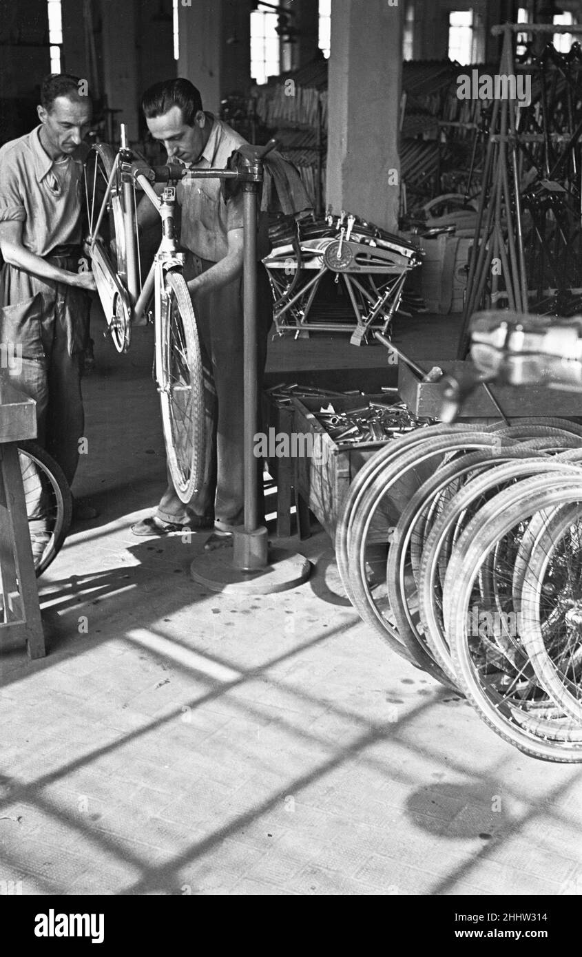 Le biciclette vengono assemblate sulla linea di produzione presso lo stabilimento Bianchi di Milano. Circa 1955 Foto Stock