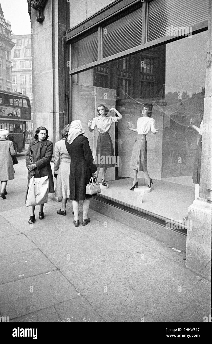 Scene dall'interno della vetrina presso il Peter Robinson's Department Store di Londra. Il negozio Peter Robinson era al 200-236 di Oxford Street. Circa 1946 Foto Stock