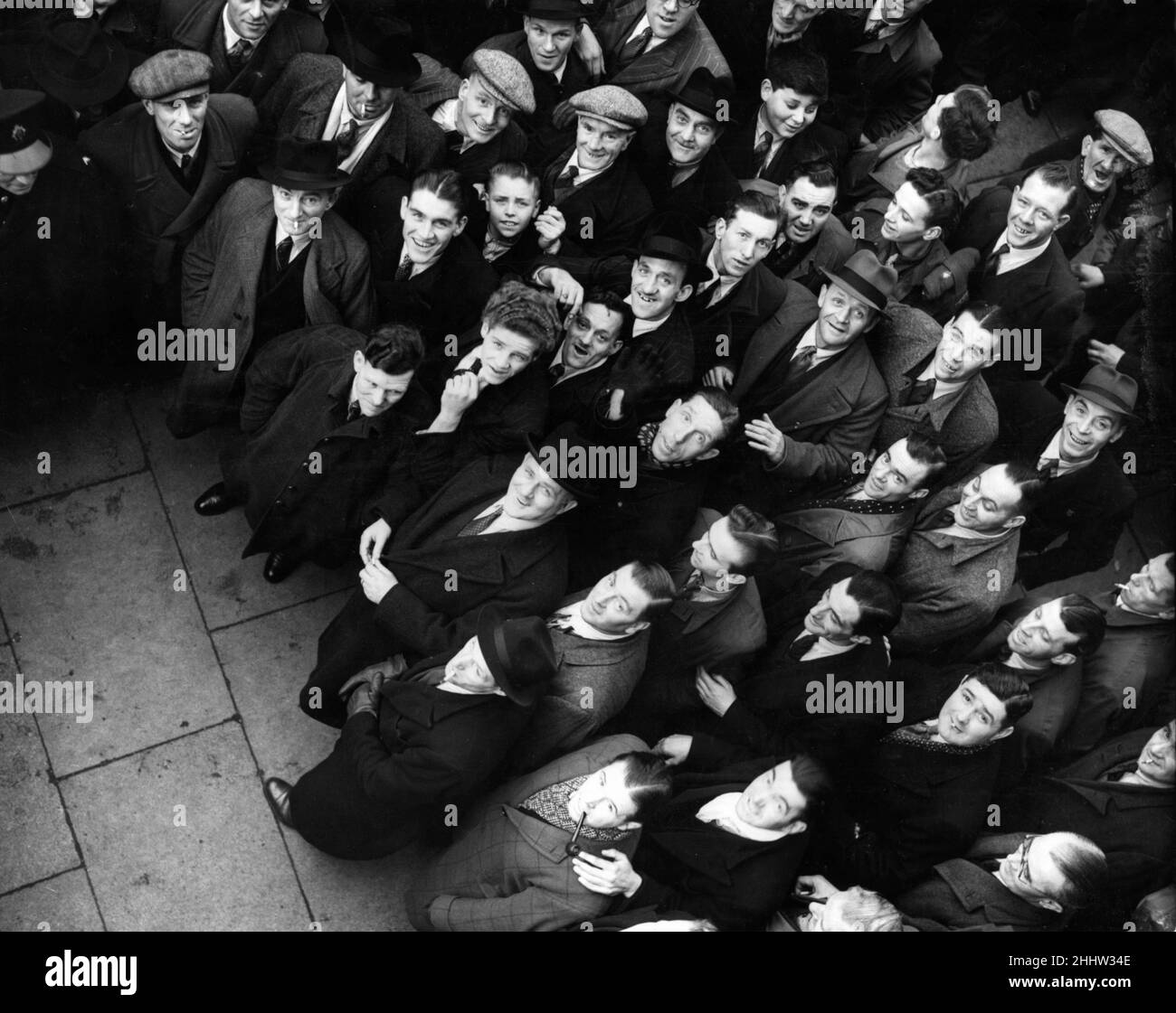 Gli scioperi al Municipio di Stratford con Arthur Deakin, Segretario Generale dell'Unione dei Trasporti e dei lavoratori generali, dopo che gli hanno detto che non sarebbero tornati al lavoro. 11th gennaio 1947. Foto Stock