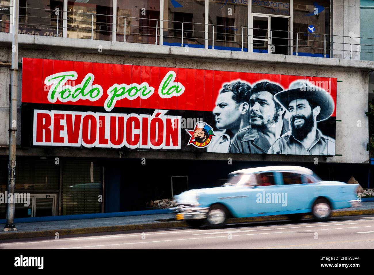 Rappresentazione artistica dei leader cubani che Guevara e Camilo Cienfuegos graffiti che disegnano su una strada a l'Avana, Cuba di fronte all'hotel l'Avana Libre. Foto Stock