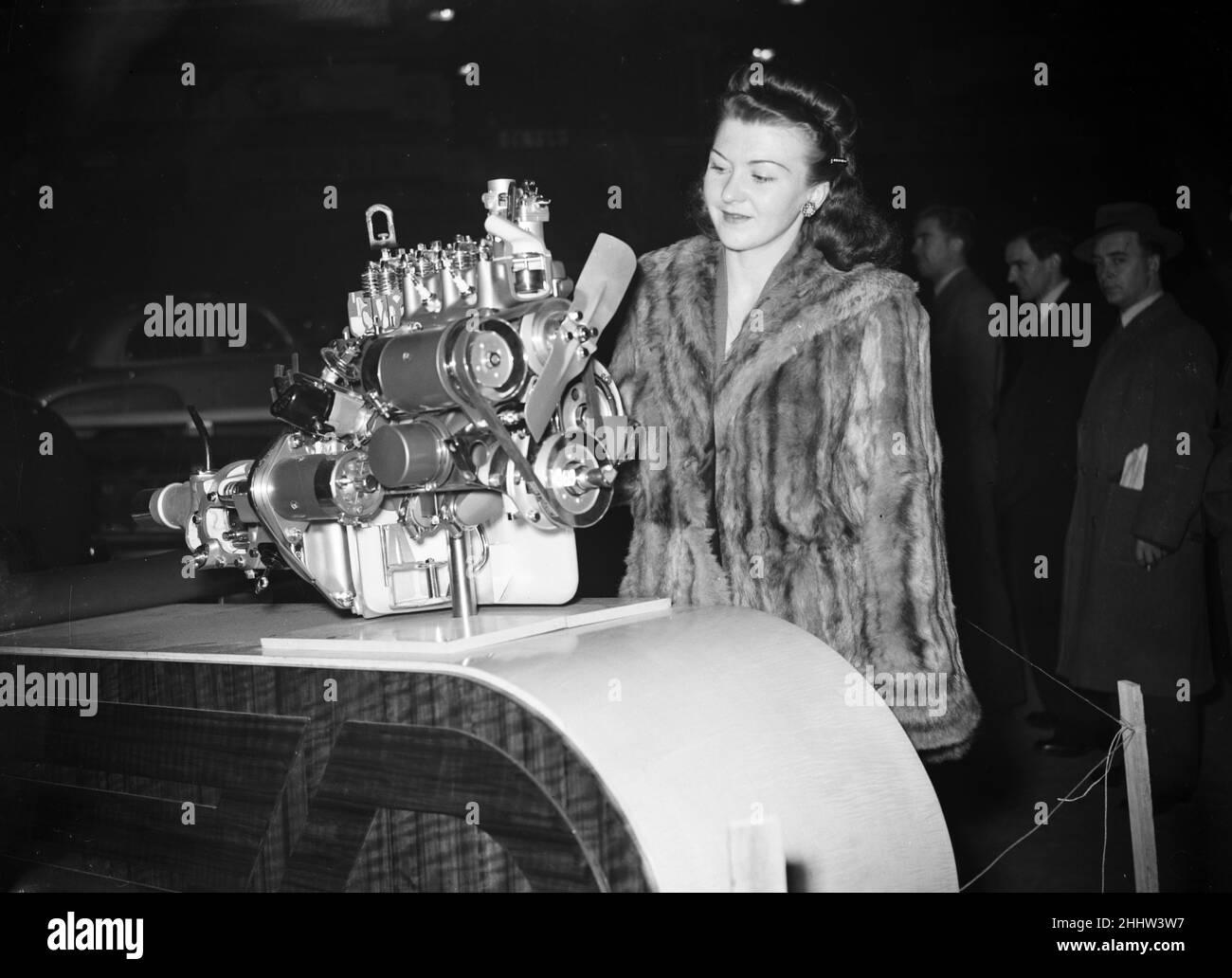 British International Motor Show, tenuto a Earls Court, Londra, dal 17th al 27th ottobre 1951. Nella figura, il modello ammira il blocco motore dell'auto. Foto Stock