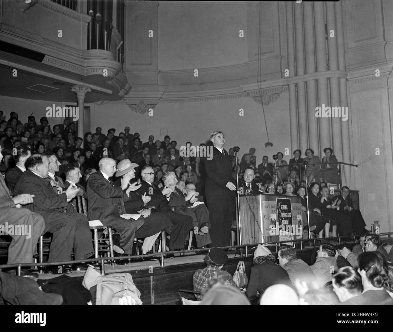 Il deputato del Partito laburista di Aneurin Bevan visto qui ha un incontro politico a Cambridge circa 1954 Foto Stock