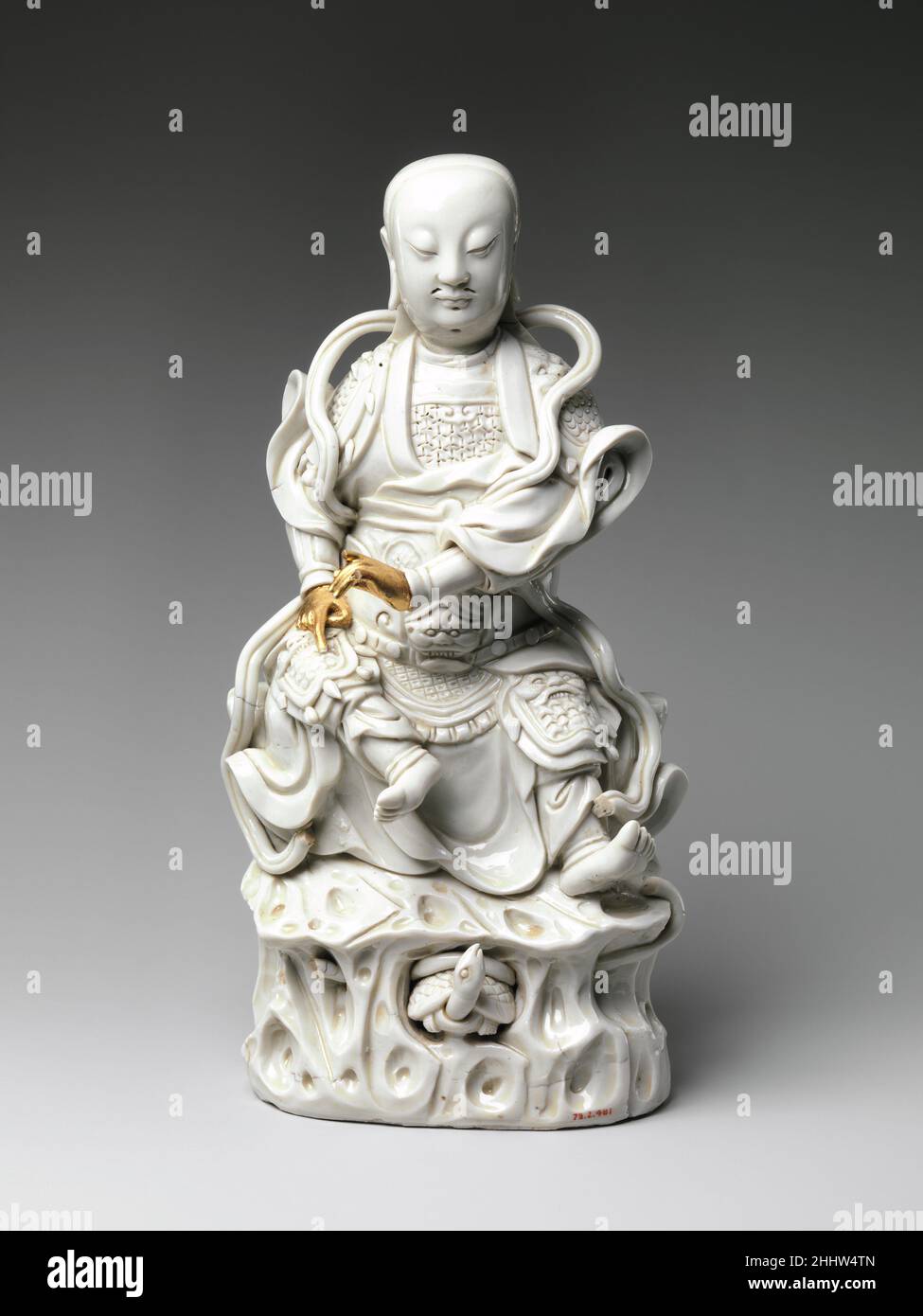 Divinità Daoiste Zhenwu primi 18th secolo Cina la tartaruga alla base della scultura identifica questa figura come Zhenwu, un'importante divinità daoista che è stata venerata anche nelle tradizioni buddiste. Zhenwu divenne particolarmente popolare durante la dinastia Ming (1368-1644), quando fu venerato come protettore sia dello stato che della famiglia imperiale. Il suo ruolo di custode riflette la sua associazione con il nord, la direzione da cui la Cina è stata costantemente minacciata dai popoli vicini dell'Asia centrale. Divinità Daoista Zhenwu 50959 Foto Stock