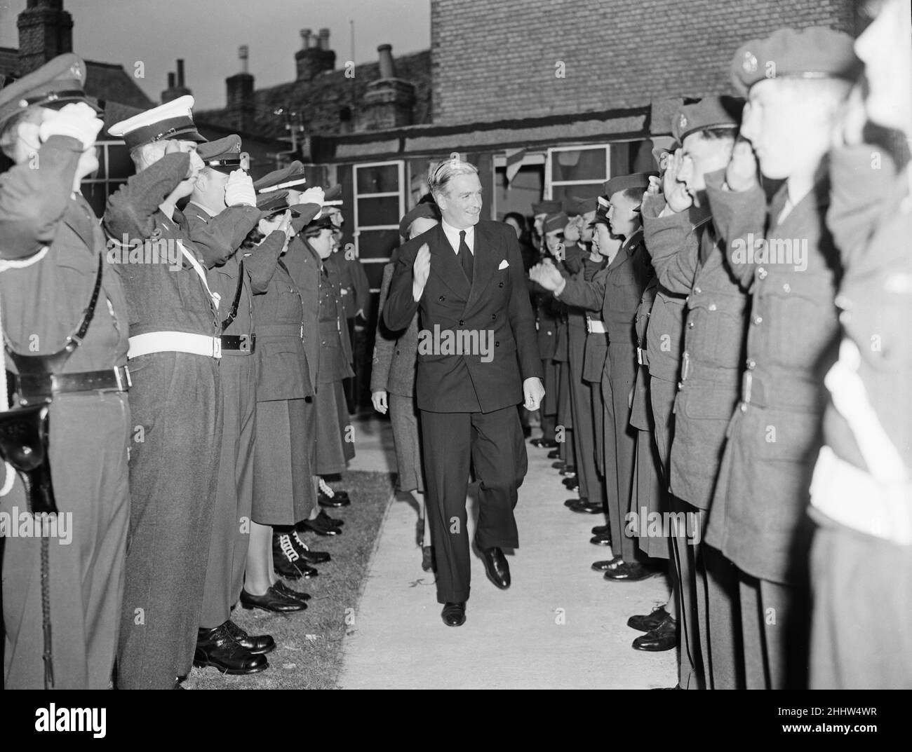 Il Segretario degli Esteri Anthony Eden ha aperto il Club dei servizi anglo-americani e alleati a Castle Hill, Cambridge. Nel 1951 il consiglio comunale è stato avvicinato dal Servizio volontario delle Donne con l'obiettivo di fornire il sito per il club. Nell'anno passato molto lavoro era stato fatto dal W.V.S. insieme con l'assistenza preziosa dell'aeronautica degli Stati Uniti e del Ministero dell'aria. Il club sarà aperto ogni sera durante la settimana e, ha detto Eden, attirerà gli uomini del servizio americano dalle attrazioni dei loro campi in modo da poter imparare quali animali straordinari gli inglesi sono il nostro quadro mostra Foto Stock
