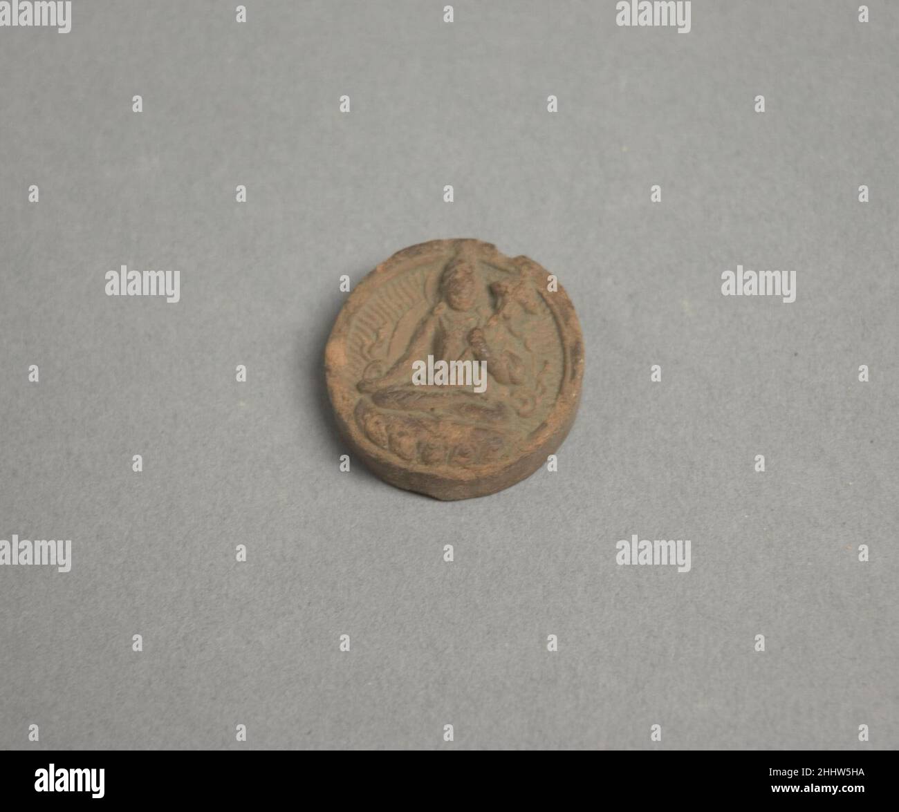 Placca votiva ca. 1368–1643 Tibet. Placca votiva. Tibet, ca. 1368–1643. Clay rosso. Scultura Foto Stock