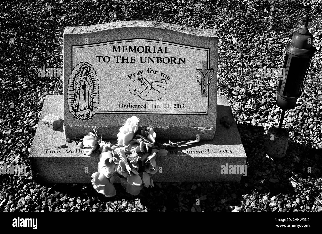 Un monumento anti-aborto ai non nati accanto ad una chiesa vicino Taos, New Mexico. Foto Stock
