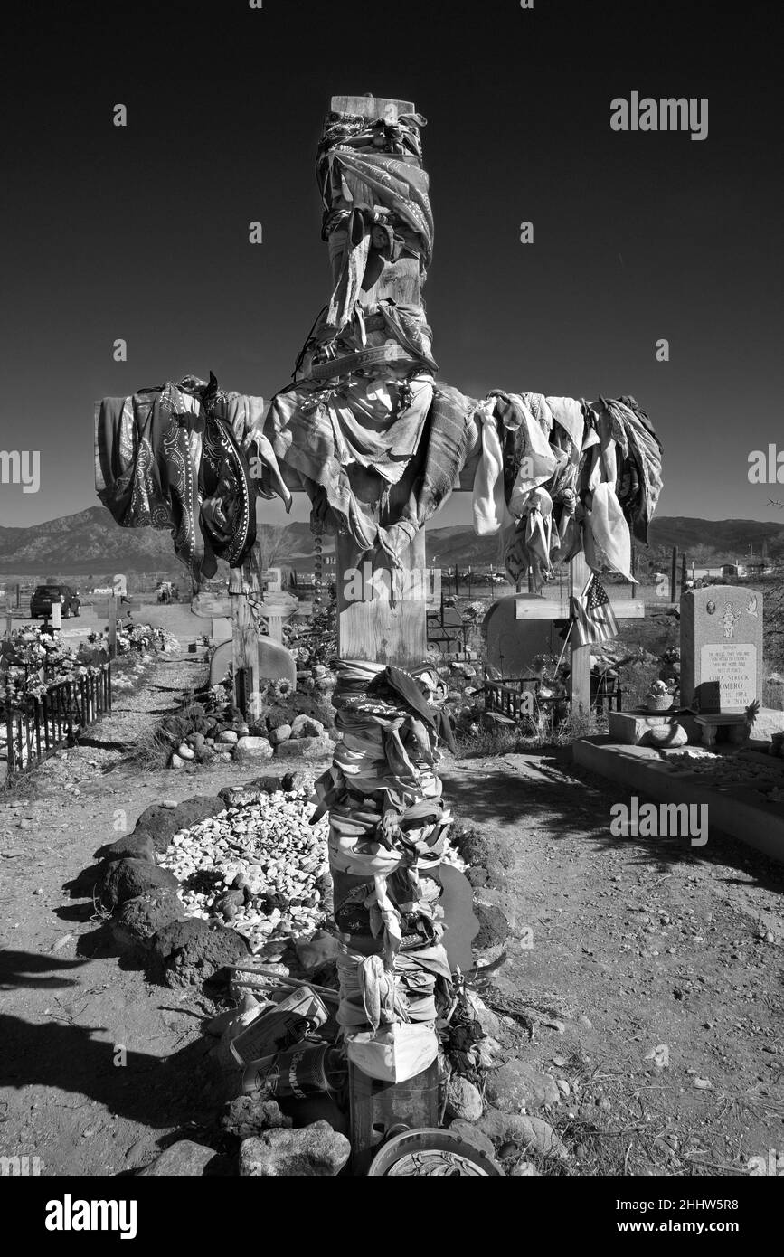 La tomba con croce di legno fatta a mano dell'attore cinematografico americano Dennis Hopper in un cimitero rurale vicino Taos, New Mexico. Foto Stock