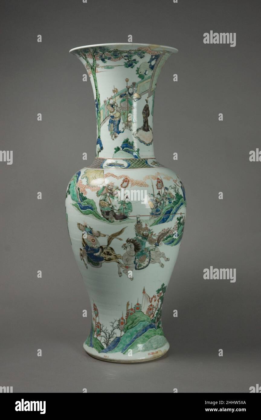 Vase con guerrieri storici Cina le figure di questo vaso sono state ispirate da illustrazioni di personaggi storici in opere e romanzi stampati in legno. Queste pubblicazioni divennero popolari nel XVII secolo e influenzarono il design in porcellana e altre arti decorative in vista durante la rotazione 1 della mostra dal 25 giugno 2016 al 13 gennaio 2017. Vase con guerrieri storici. Cina. Porcellana dipinta con smalti colorati su uno smalto trasparente (Jingdezhen ware). Dinastia Qing (1644-1911). Ceramica Foto Stock