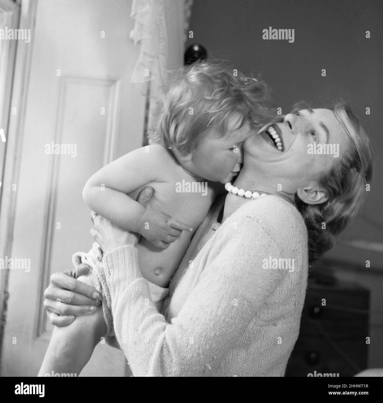 Hilary Benn e sua madre Caroline in casa 19th marzo 1955 Foto Stock