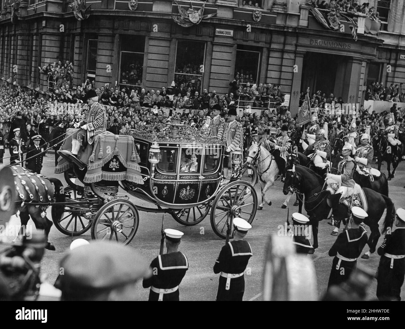 Sua Maestà la Regina Elisabetta, la Regina Madre con la Principessa Margaret visto qui in Glass Coach come si recavano all'Abbazia di Westminster per l'incoronazione della Regina Elisabetta II Con prima e seconda Divisione, Captain's Escort con Standard della Cavalleria Casa visto qui in Trafalgar Square. 2nd giugno 1953 Foto Stock