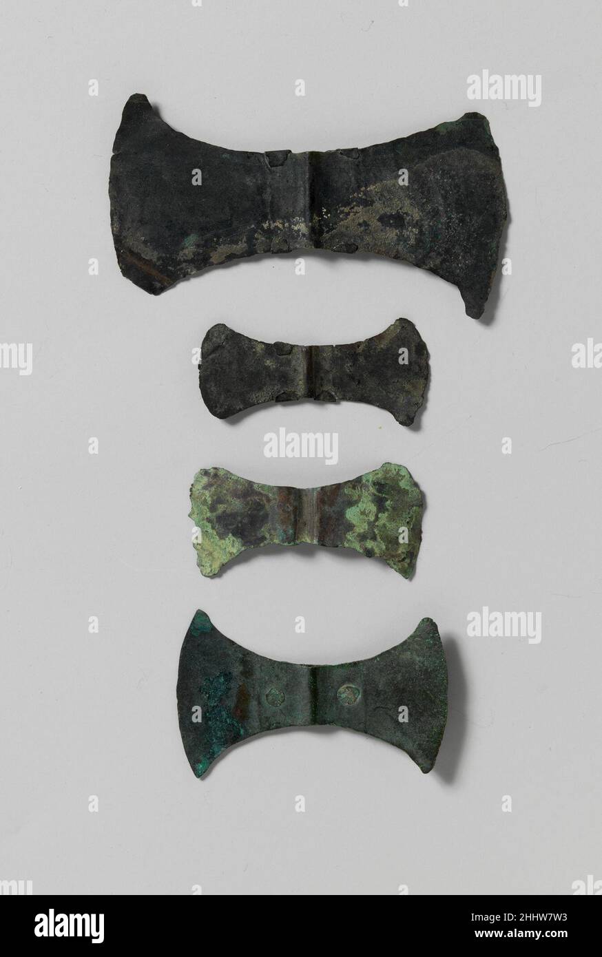 Testa doppia in bronzo ca. 1700–1450 a.C. Minoan le dimensioni e la costruzione inconsistente di questi oggetti rendono probabile che si trattasse di dediche.. Testa a doppio asse in bronzo 252402 minoan, testa a doppio asse in bronzo, ca. 1700?1450 a.C., Bronzo, totale: 2 15/16 x 1 9/16 poll. (7,4 x 3,9 cm). Il Metropolitan Museum of Art, New York. Bequest of Richard B. Seager, 1926 (26.31.482) Foto Stock