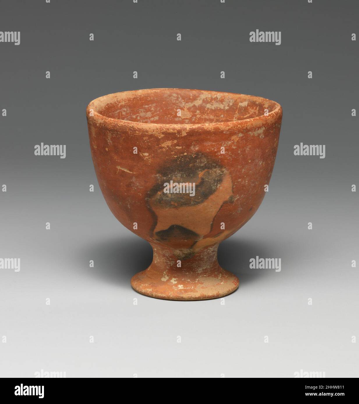 Coppa in terracotta ca. 2600–2200 a.C. tazza minoica in tazzina di ceramica rossa e nera con piede a gambo. Coppa in terracotta 252361 tazza in terracotta, tazza in terracotta, ca. 2600?2200 a.C., Terracotta, H. 3 11/16 pollici (9,4 cm) diametro 3 11/16" (9,4 cm). Il Metropolitan Museum of Art, New York. Bequest of Richard B. Seager, 1926 (26.31.439) Foto Stock