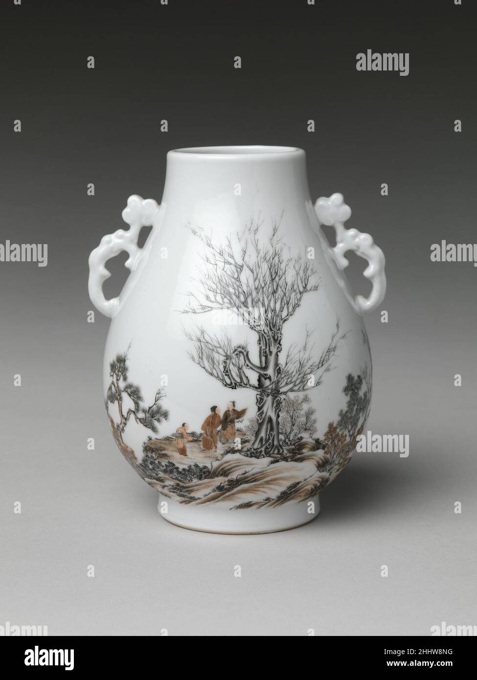 Vaso con Scholar in un paesaggio (uno di un paio) ca. 1915–35 Cina all'inizio del XX secolo, sotto gli auspici di Yuan Shikai, alcune ceramiche di qualità sorprendentemente pregiata furono prodotte nei forni Jingdezhen della provincia di Jiangxi. Yuan era stato nominato presidente della Repubblica cinese nel 1912, e le sue ambizioni di diventare imperatore furono realizzate nel dicembre 1915, quando 'accettò' il trono. Il suo regno fu di breve durata, tuttavia, come morì nel giugno 1916. Questo paio di vasi hanno disegni speculari che sono stati dipinti sopra lo smalto in seppia e pigmenti neri con una piccola attenzione al dettaglio Foto Stock