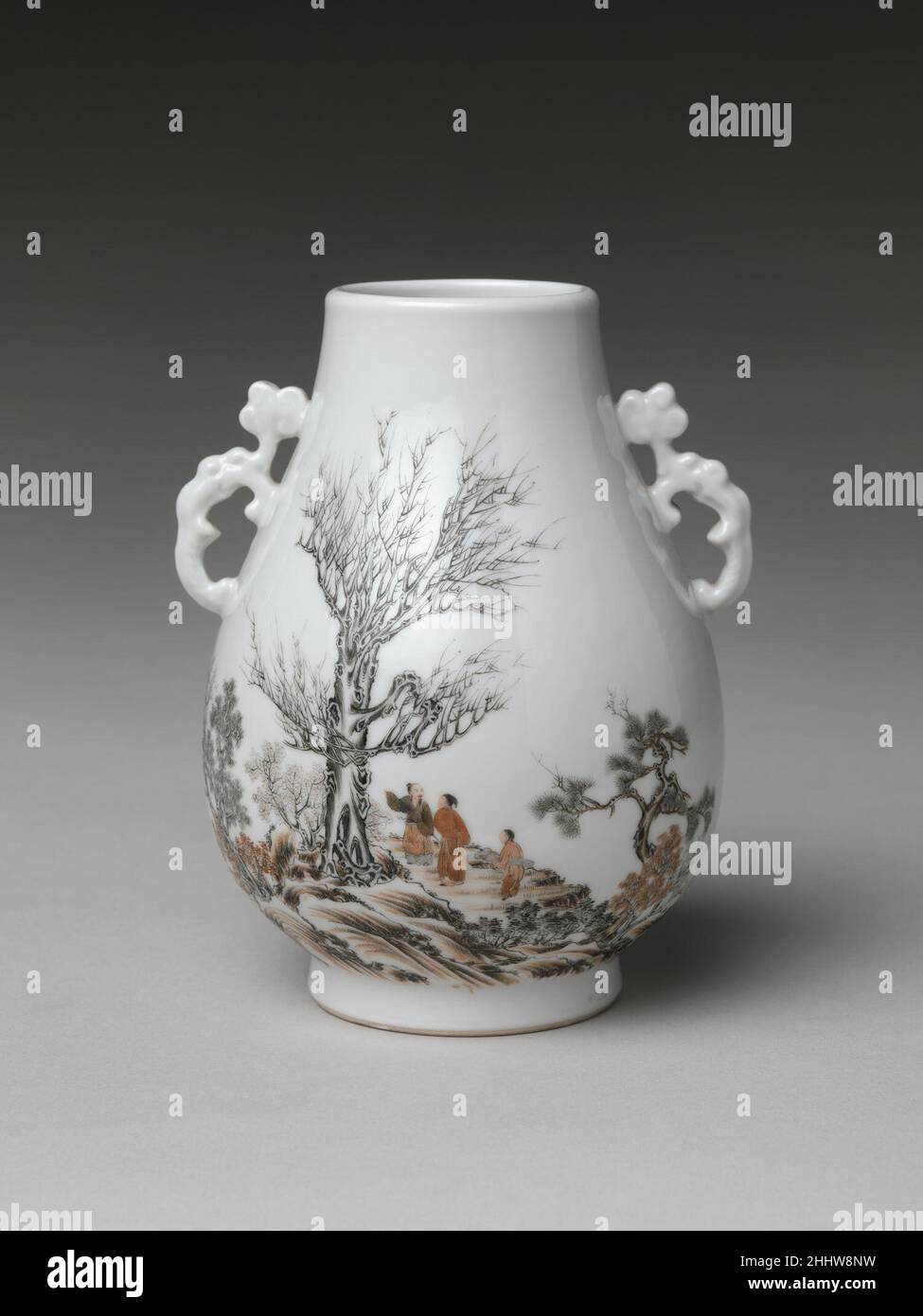 Vaso con Scholar in un paesaggio (uno di un paio) ca. 1915–35 Cina all'inizio del XX secolo, sotto gli auspici di Yuan Shikai, alcune ceramiche di qualità sorprendentemente pregiata furono prodotte nei forni Jingdezhen della provincia di Jiangxi. Yuan era stato nominato presidente della Repubblica cinese nel 1912, e le sue ambizioni di diventare imperatore furono realizzate nel dicembre 1915, quando 'accettò' il trono. Il suo regno fu di breve durata, tuttavia, come morì nel giugno 1916. Questo paio di vasi hanno disegni speculari che sono stati dipinti sopra lo smalto in seppia e pigmenti neri con una piccola attenzione al dettaglio Foto Stock