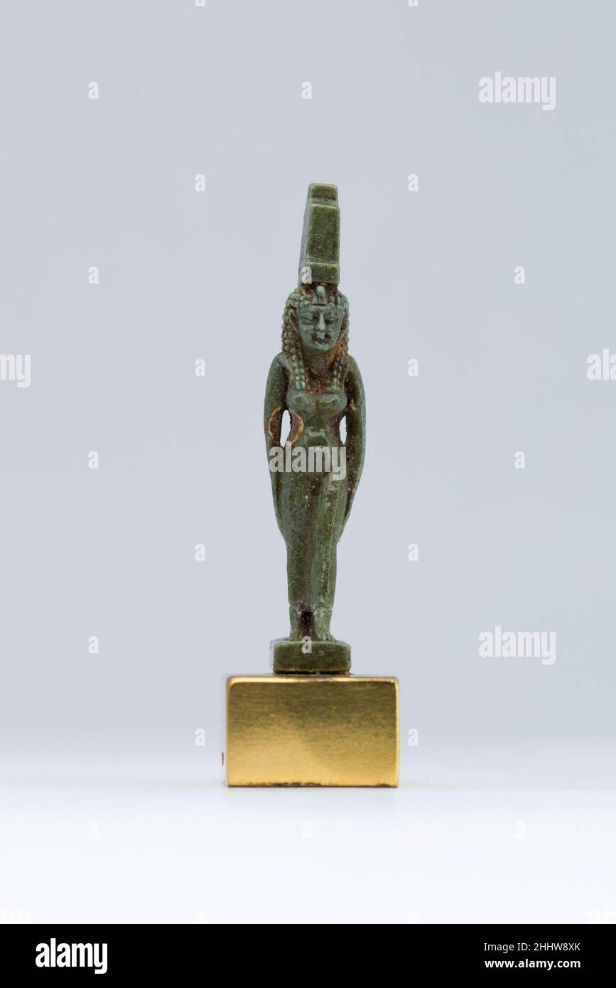 Isis amulet 332–30 a.C. periodo tolemaico questo amuleto dalla forma squisita raffigura la dea Iside. Sulla sua testa c'è un trono, che è il geroglifico che rappresenta il suo nome. Isis era l'esempio quintessenza di una moglie amorevole e premurosa, nonché di una madre nutritrice e protettiva. Viene spesso descritta come "la Grande di magia" e questo amuleto doveva invocare la sua protezione e poteri versatili a beneficio del suo indossatore. Il pilastro posteriore del pezzo è forato in modo che l'amuleto possa essere sospeso e indossato, per esempio su una collana. Isis amulet 551003 Foto Stock