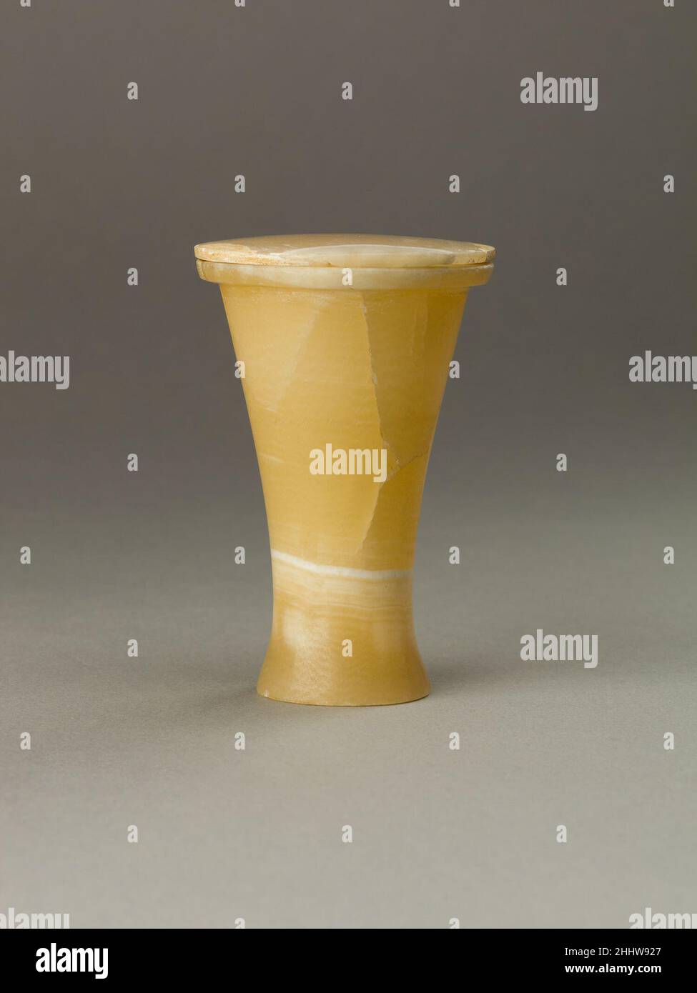 Vaso cosmetico con coperchio ca. 1805 a.C. Regno di mezzo 26,7.1439–.1442 sono vasi di unguento che sono stati trovati sparsi sul fondo di un albero della tomba a Tebe. Nelle vicinanze c'era una scatola appartenente ad un uomo di nome Kemeni (26,7.1438). La scatola di Kemeni ha un cassetto con spazi per otto piccoli vasi di unguento, quindi si presume che la scatola e vasi vanno insieme. Vaso per cosmetici con coperchio 543956 Foto Stock