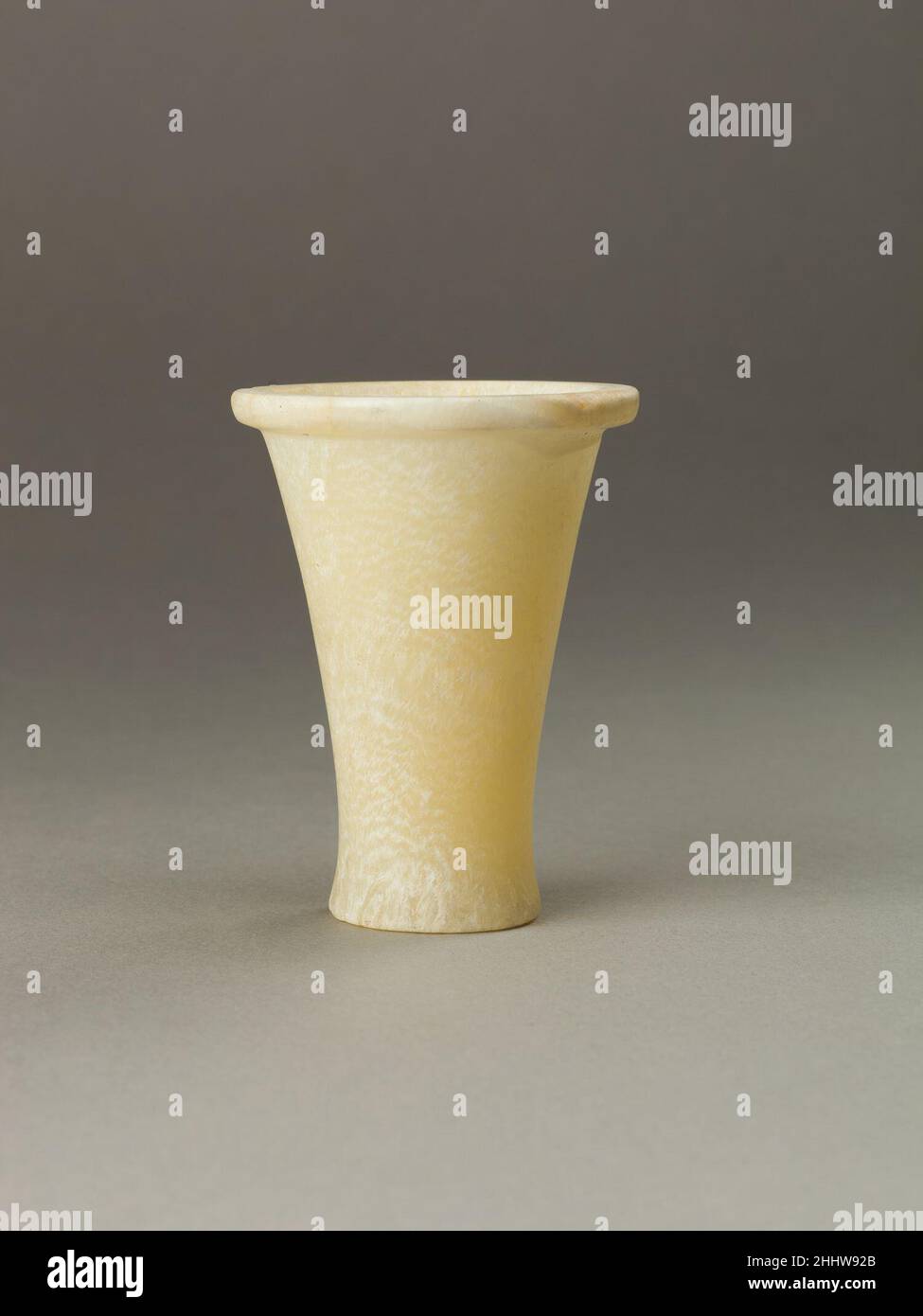 Vaso cosmetico ca. 1805 a.C. Regno di mezzo 26,7.1439–.1442 sono vasi di unguento che sono stati trovati sparsi sul fondo di un albero della tomba a Tebe. Nelle vicinanze c'era una scatola appartenente ad un uomo di nome Kemeni (26,7.1438). La scatola di Kemeni ha un cassetto con spazi per otto piccoli vasi di unguento, quindi si presume che la scatola e vasi vanno insieme. Vaso cosmetico 543958 Foto Stock