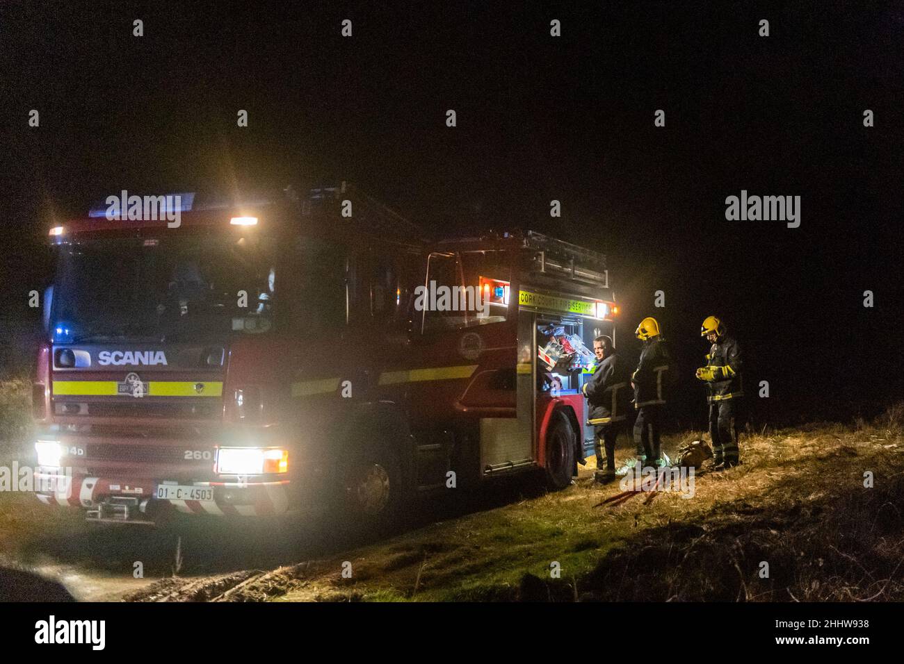 Sparrograda, West Cork, Irlanda. 25th Jan 2022. Quattro unità della Brigata del fuoco della contea di Cork sono state chiamate fuori ad un grande fuoco di gorse la notte scorsa a Sparrograda, fra Ballydehob e Bantry. Alla sua altezza, il fronte antincendio era largo 1km ma si spegneva intorno alla mezzanotte. Credit: AG News/Alamy Live News Foto Stock