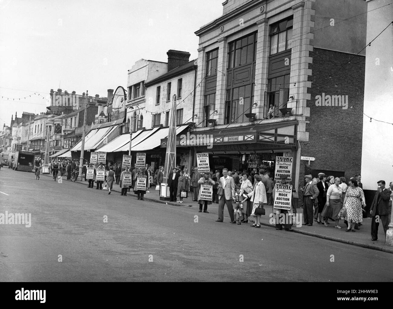 Negozi sul lungomare a Southend-on-Sea, Essex, Inghilterra. 3rd agosto 1954. Foto Stock