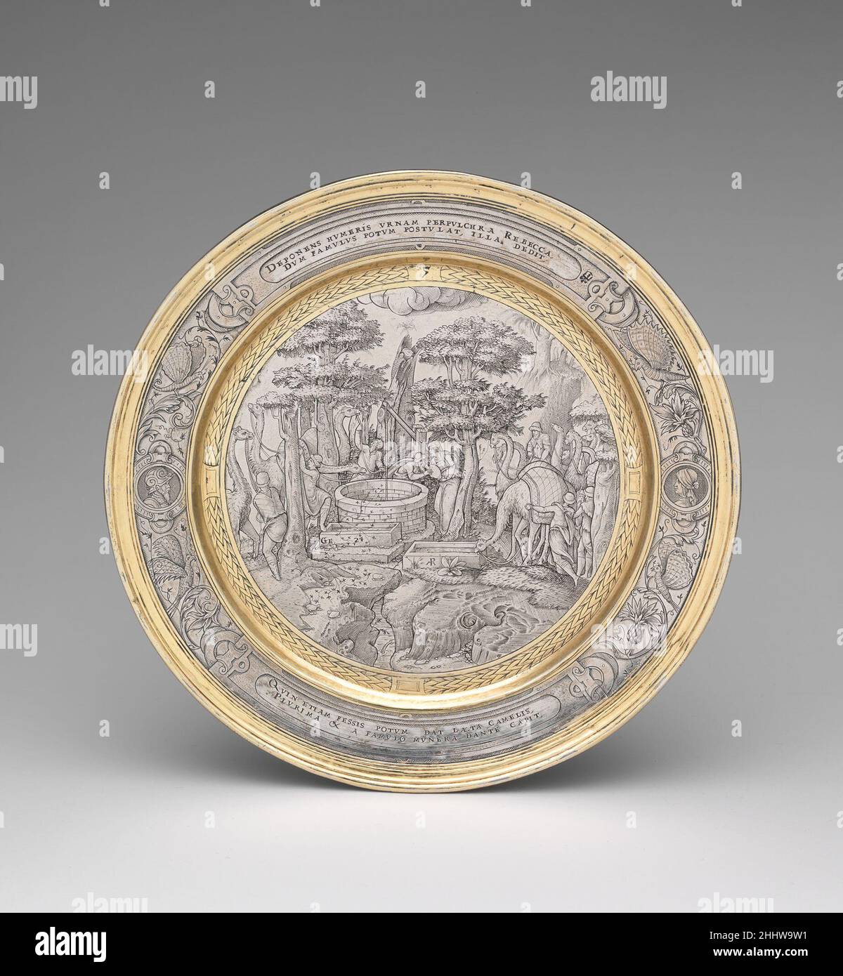 Rebecca al pozzo ca. 1567 eventualmente incisa da P.M. la fine incisione su questo set di lastre (65.260.1–.12) raffigura scene dell'Antico Testamento. L'incisore, che doveva essere stato addestrato sul Continente, basava le sue composizioni su illustrazioni in concordanza con la Bibbia, improvvisando dove necessario per riempire la cornice circolare offerta dalle lastre. I piatti e un pezzo relativo inciso con un ritratto della regina Elisabetta i devono essere stati fatti come un regalo a o dalla regina stessa. Rebecca al pozzo 204602 Foto Stock Rebecca al pozzo ca. 1567 eventualmente incisa da P.M. la fine incisione su questo set di lastre (65.260.1–.12) raffigura scene dell'Antico Testamento. L'incisore, che doveva essere stato addestrato sul Continente, basava le sue composizioni su illustrazioni in concordanza con la Bibbia, improvvisando dove necessario per riempire la cornice circolare offerta dalle lastre. I piatti e un pezzo relativo inciso con un ritratto della regina Elisabetta i devono essere stati fatti come un regalo a o dalla regina stessa. Rebecca al pozzo 204602 Foto Stock
