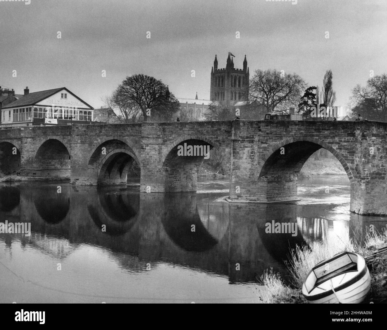 Questo vecchio ponte di pietra sopra il Wye a Hereford è l'arteria principale per il traffico tra il Galles del Sud e le Midlands. Sullo sfondo si trova la Cattedrale.circa 1950. Foto Stock