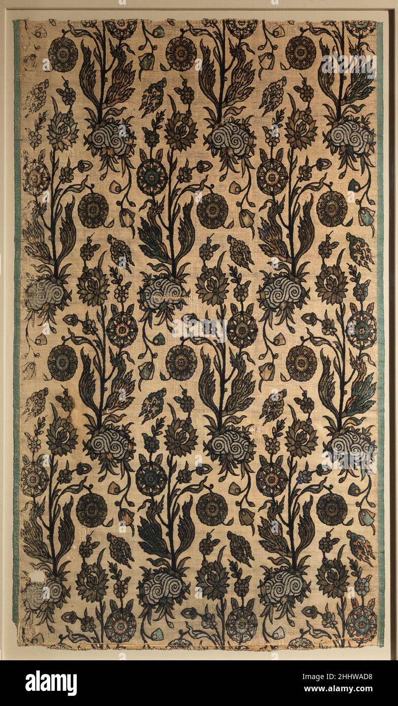 Pannello di velluto con piante da fiore prima metà del 17th secolo durante il XVII secolo, file di piante da fiore divenne disegni alla moda per i tessili in Iran, India e Turchia. In questo esempio, le piante sono conglomerazioni fantastiche di fiori che crescono da pozze di onde a spirale. I bordi seghettati delle foglie possono mostrare l'influenza del cosiddetto stile saz popolare in Turchia allo stesso tempo. I tessitori Safavid di questo periodo erano particolarmente abili a oscurare le giunzioni dove si incontrano le unità pattern-repeat, creando il senso di una composizione continua. Tra i velluti Safavid Foto Stock