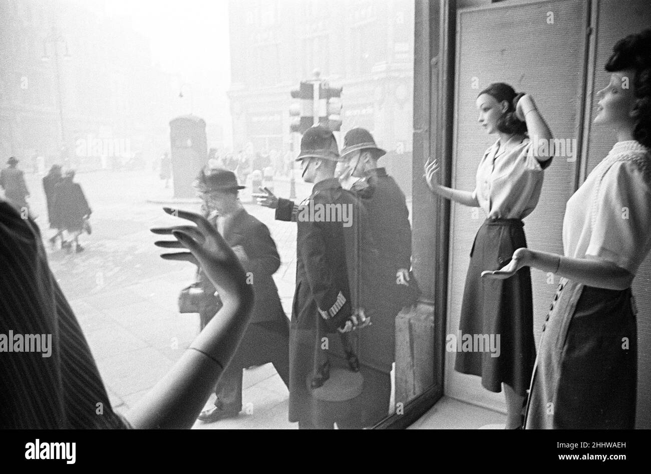 Scene dall'interno della vetrina presso il Peter Robinson's Department Store di Londra. Il negozio Peter Robinson era al 200-236 di Oxford Street. Circa 1946 Foto Stock
