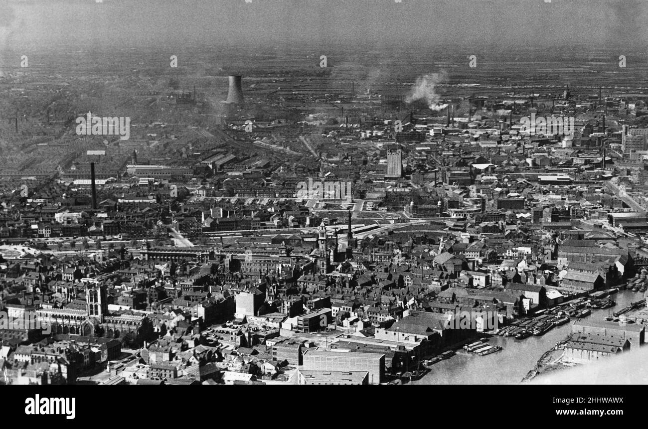 Fotografia aerea di Hull, che mostra chiaramente il fiume Hull, la Chiesa della Santissima Trinità e la Guildhall 1st giugno 1953 Foto Stock