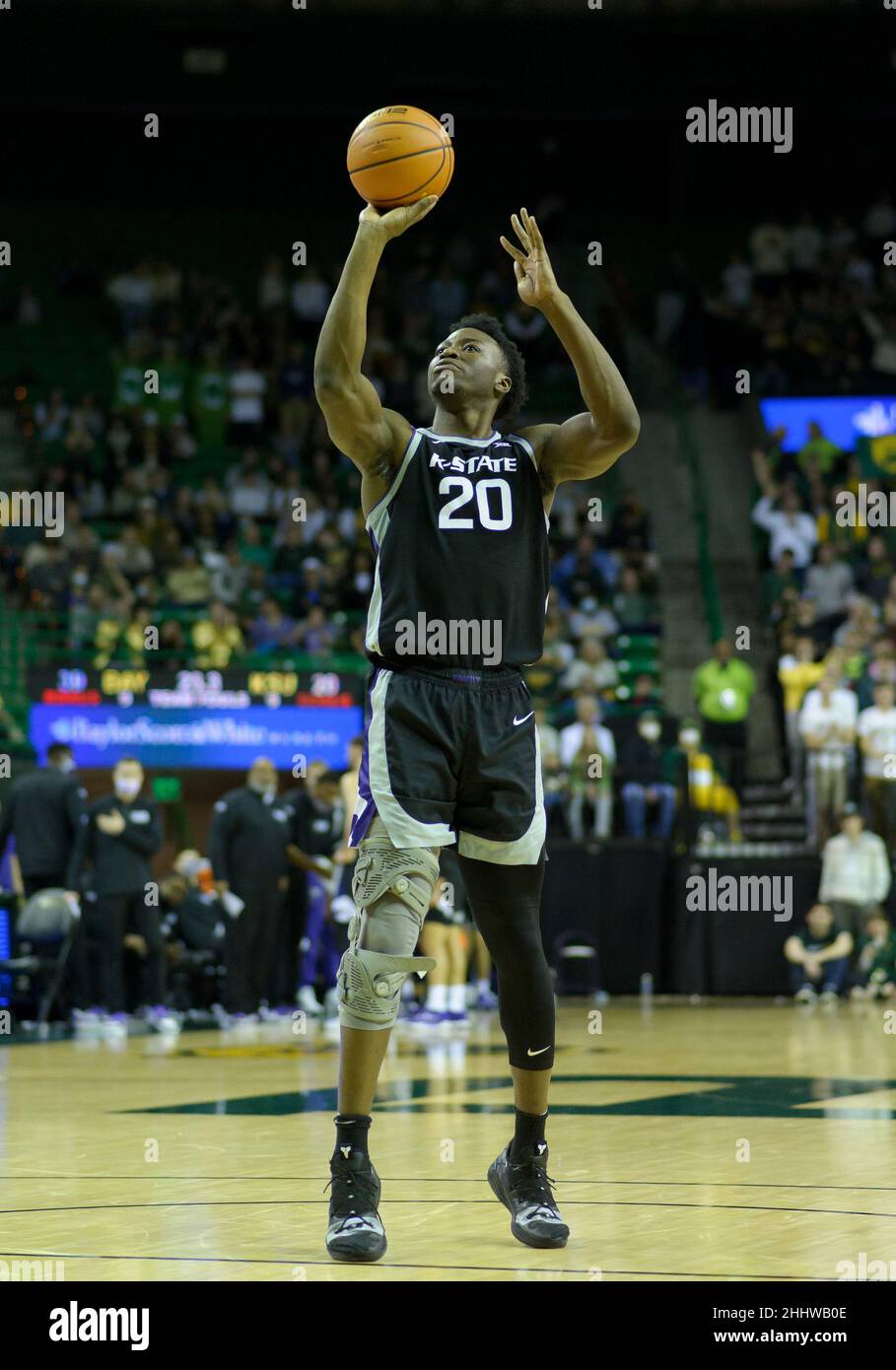 Waco, Texas, Stati Uniti. 25th Jan 2022. Kansas state Wildcats Forward Kaosi Ezeagu (20) spara un fallo flagrante durante la metà del 1st della partita di pallacanestro NCAA tra i Kansas state Wildcats e Baylor Lady Bears al Ferrell Center di Waco, Texas. Matthew Lynch/CSM/Alamy Live News Foto Stock