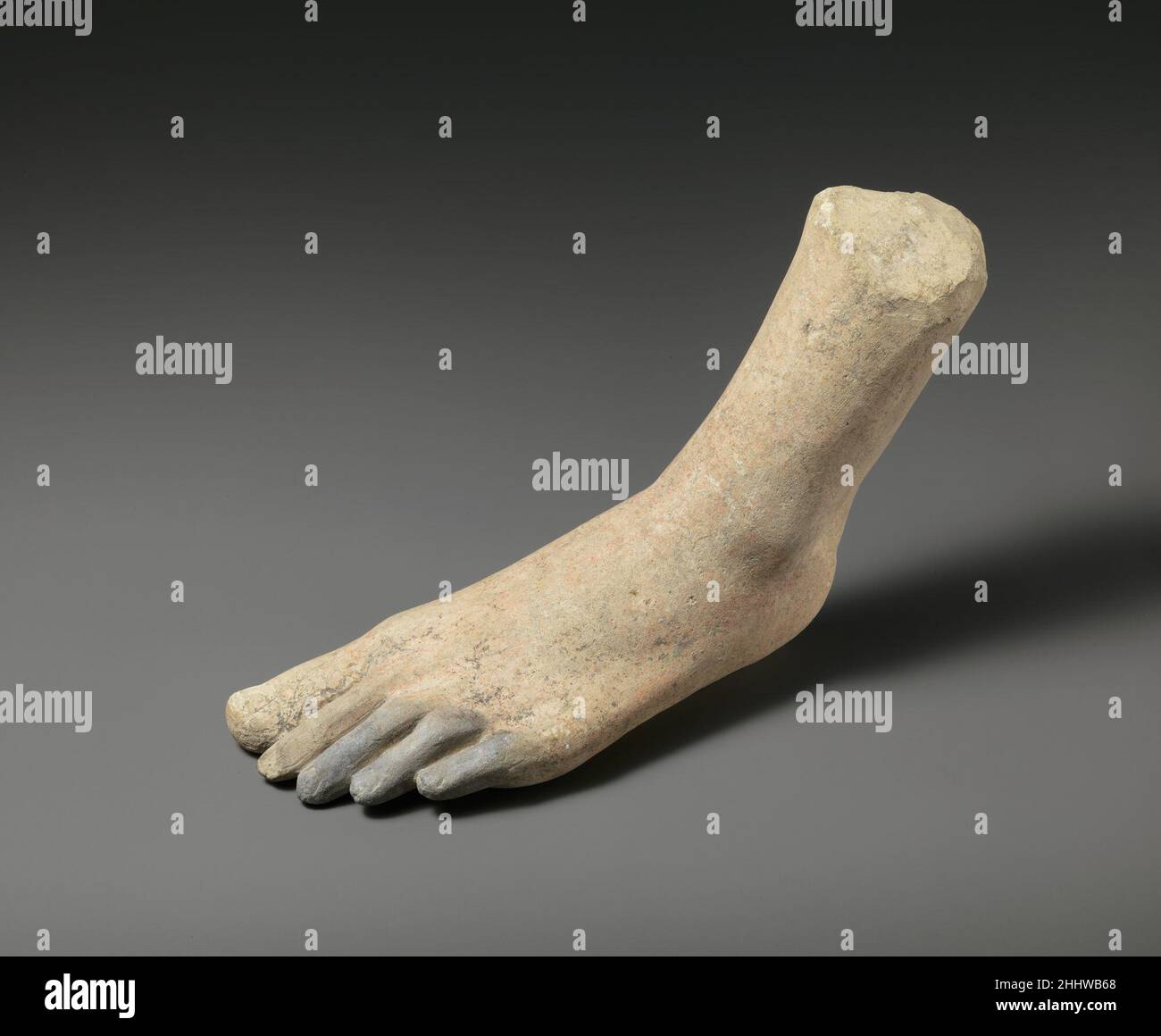 Calcare gamba sinistra inferiore 4th o 3rd secolo a.C.? Le rappresentazioni cipriote di parti del corpo in pietra erano un tipo stabilito di dedica nel mondo greco dal quarto secolo a.C. in poi. Il loro scopo era quello di sollecitare l'aiuto divino per una cura o di ringraziare per una cura di successo. Gli oggetti votivi anatomici sono ben noti da Cipro, e ulteriori esempi sono esposti nelle vicinanze nel caso dedicato alla medicina antica. Mentre questa gamba sinistra inferiore e piede potrebbe presumibilmente appartenere ad una statua di un altro materiale con arti di pietra, è più probabile che sia stato un'offerta.. Limeston Foto Stock
