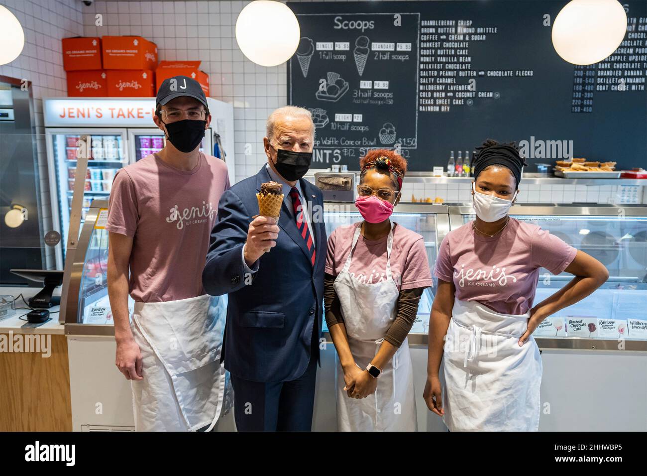 Washington, Stati Uniti d'America. 25th Jan 2022. Washington, Stati Uniti d'America. 25 Gennaio 2022. Il presidente degli Stati Uniti Joe Biden pone per una foto con lo staff di Jeni's Splendid Ice Creams dopo l'acquisto di un cono gelato 25 gennaio 2022 a Washington, DC Credit: Adam Schultz/White House Photo/Alamy Live News Foto Stock