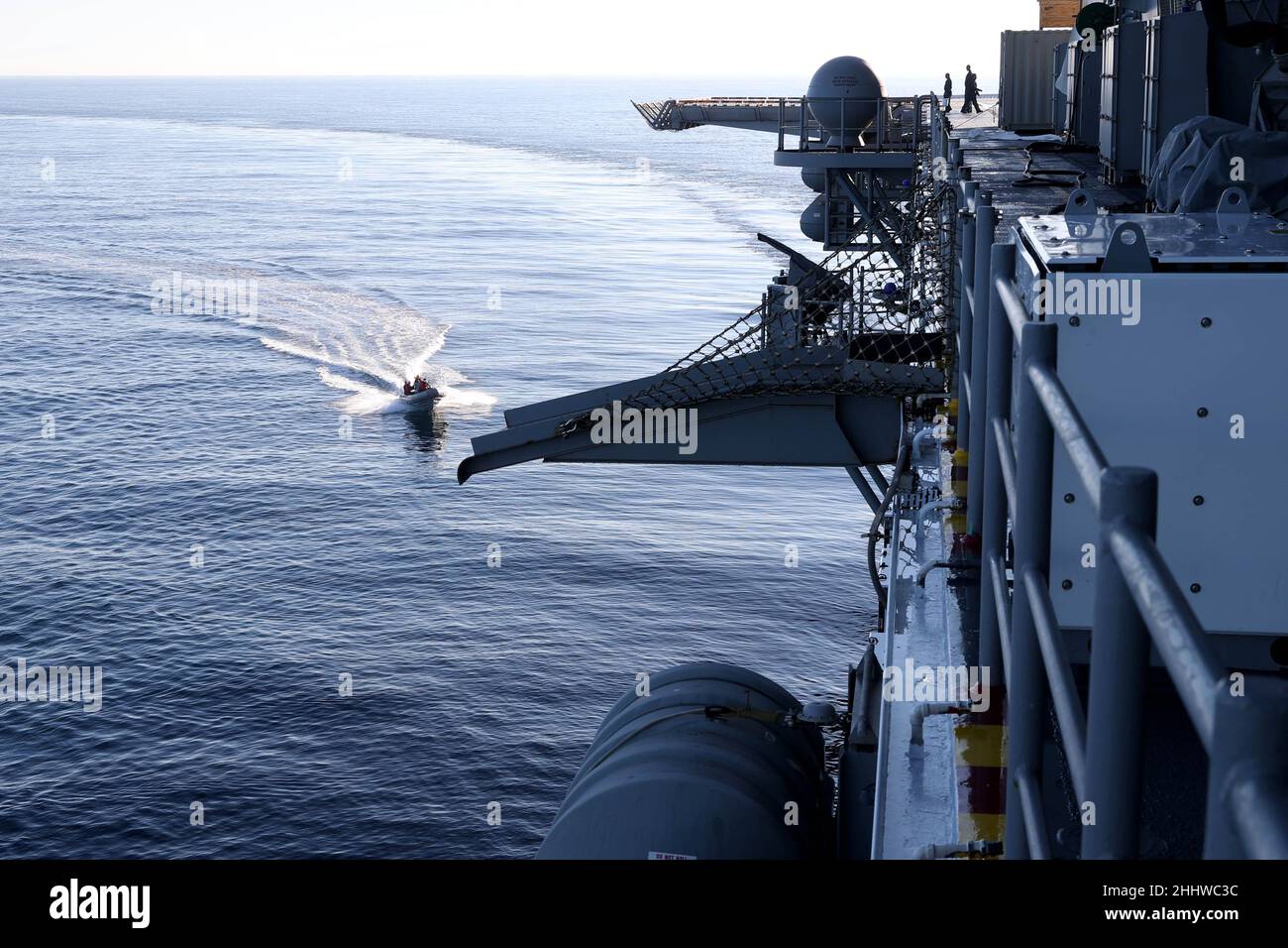 220121-N-VJ326-1090 OCEANO PACIFICO (GEN. 21, 2022) – una barca gonfiabile a scafo rigido si avvicina a fianco di una nave d'assalto anfibio USS Tripoli (LHA 7) durante una trivella uomo a mare, gennaio 21. Tripoli sta conducendo operazioni di routine nella flotta USA 3rd. (STATI UNITI Foto Navy di Mass Communication Specialist 2nd Classe Malcolm Kelley) Foto Stock