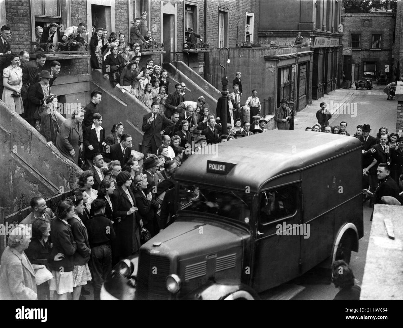 Le folle in attesa di vedere Neville Heath lasciare dal retro del tribunale in un furgone di polizia. 6th agosto 1946. Foto Stock
