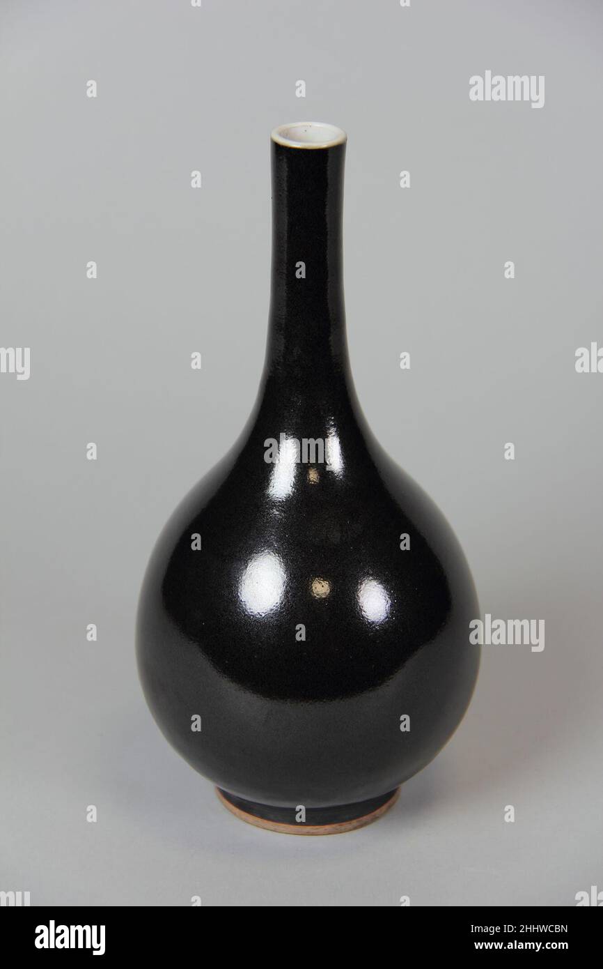 Bottiglia Cina. Flacone. Cina. Porcellana con smalto nero. Dinastia Qing (1644-1911), periodo Qianlong (1736-95). Ceramica Foto Stock